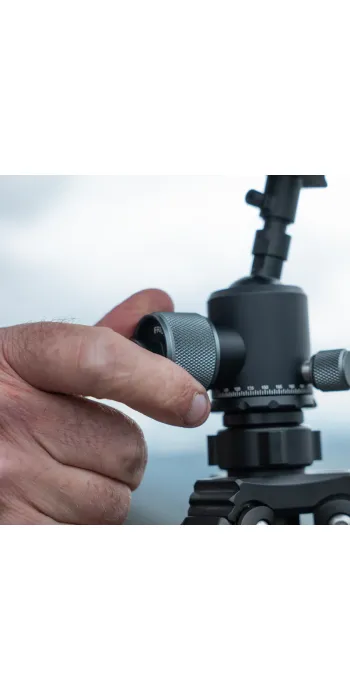 Spartan Precision Equipment Ascent Tripod™ Gen 2 Woodland mit Davros Pro Head™ und Trekkingstockgriffen
