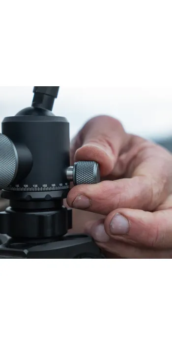 Spartan Precision Equipment Ascent Tripod™ Gen 2 Woodland mit Davros Pro Head™ und Trekkingstockgriffen